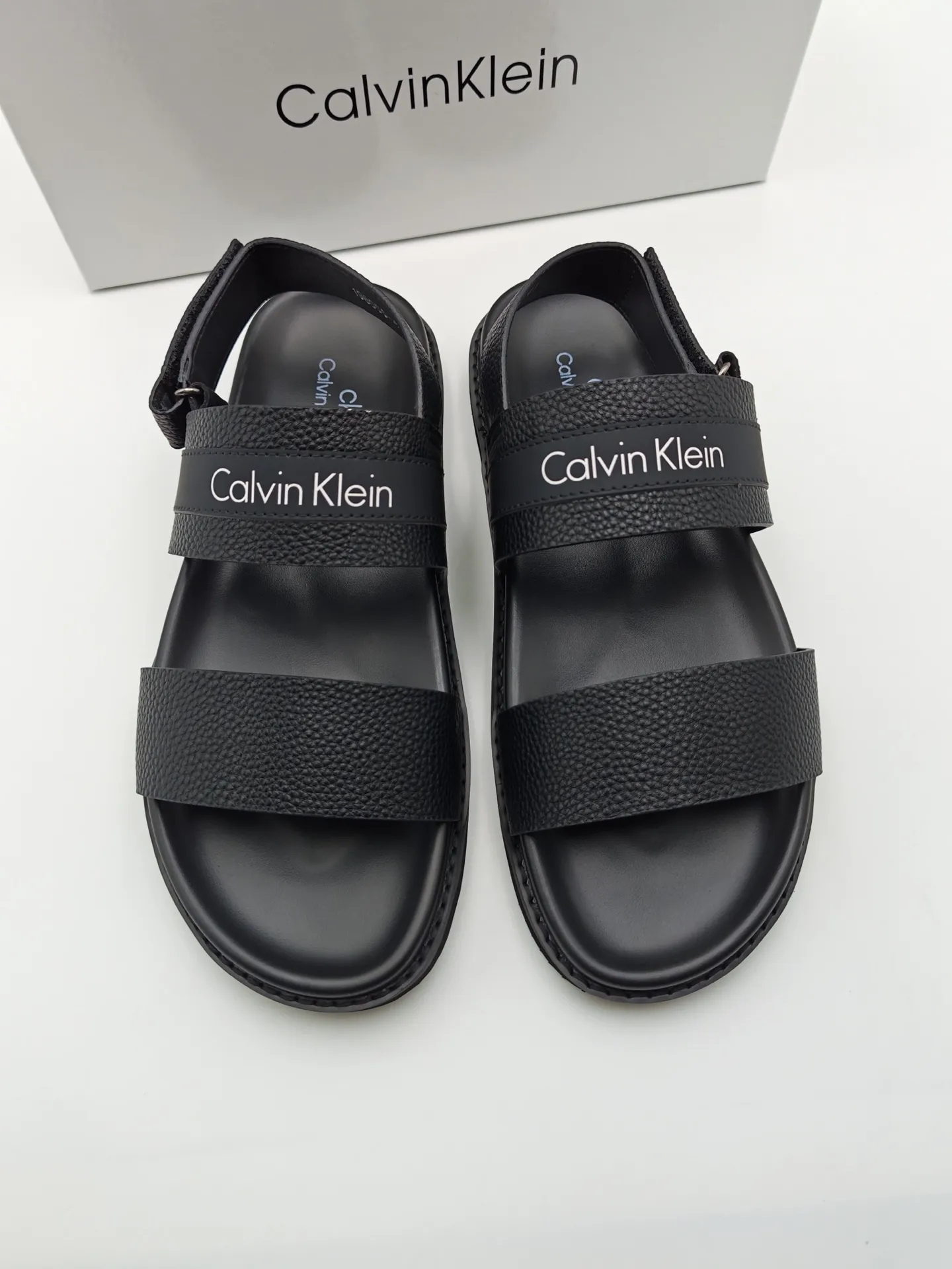 Men's shoes 💰300 Calvin Klein CK men's slippers, the upper of this slipper is made of imported cowhide, and the sole is also imported new EVA material. The foamed ultra-light outsole is more non-slip, three-dimensional and skin-friendly. Available from stock, long-term availability, Size: 38-46 yards.